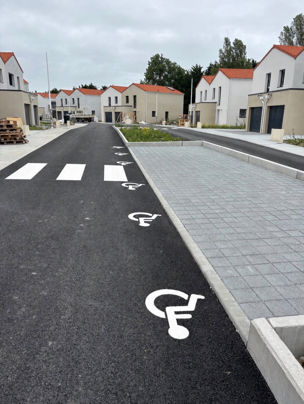 Maison moderne avec allée pavée et entrée aménagée