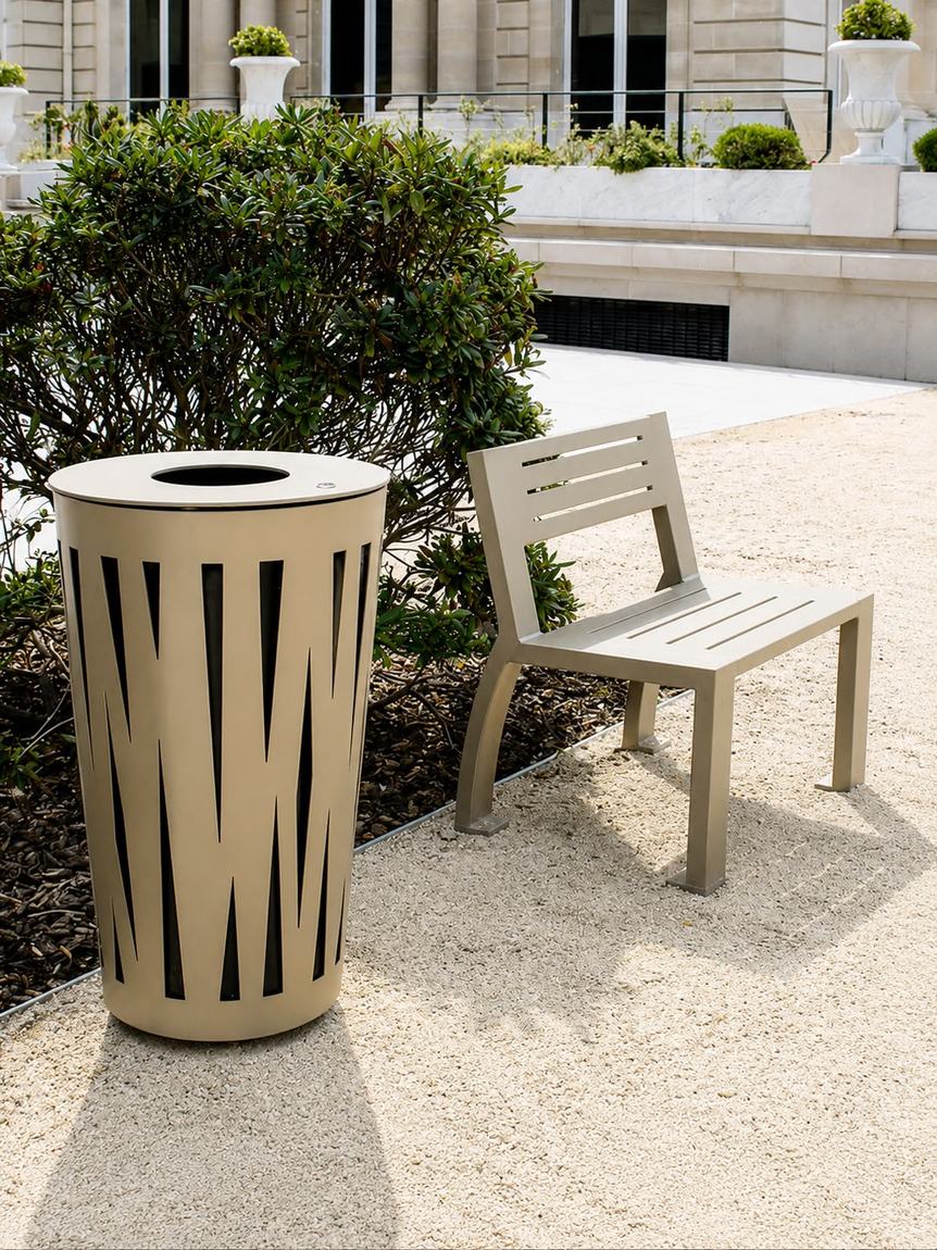 Corbeille et banc installés sur un parvis