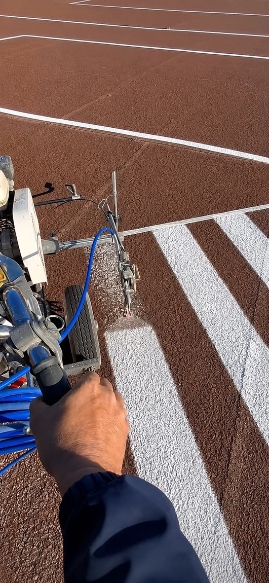 Traçage de lignes sur une piste d’athlétisme