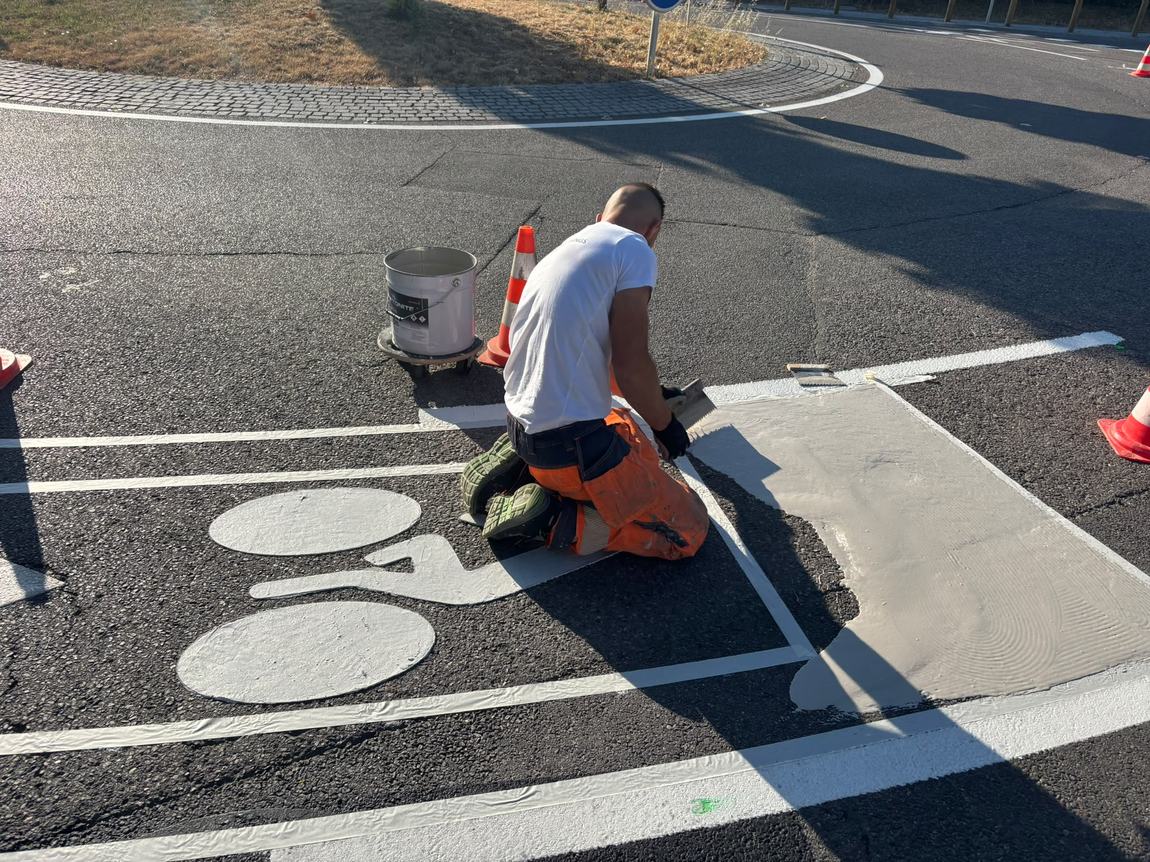 Application de marquages sur un sol sportif