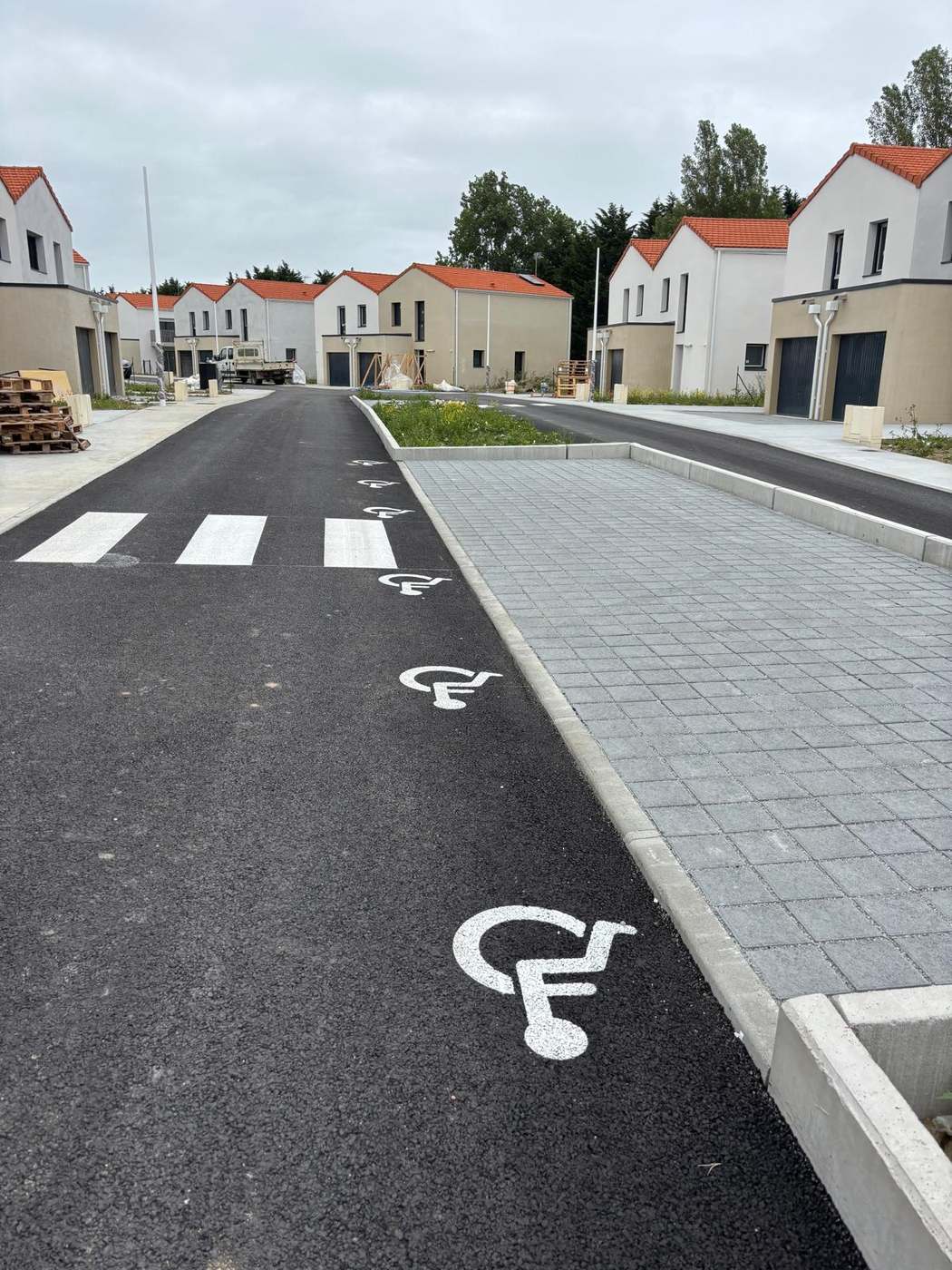 Cheminement accessible et passage piéton