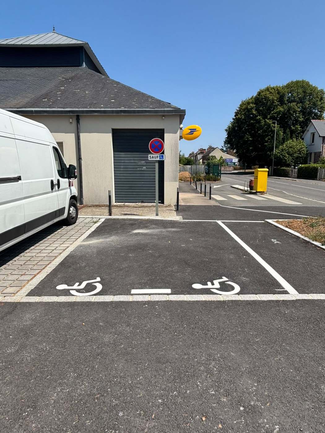 Deux places de stationnement PMR