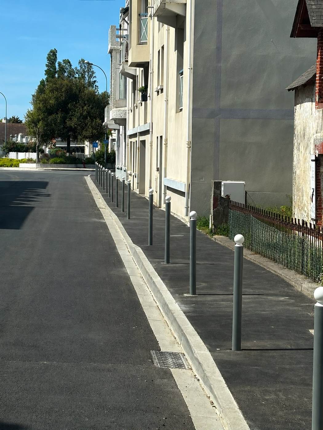 Alignement de potelets le long d’une rue