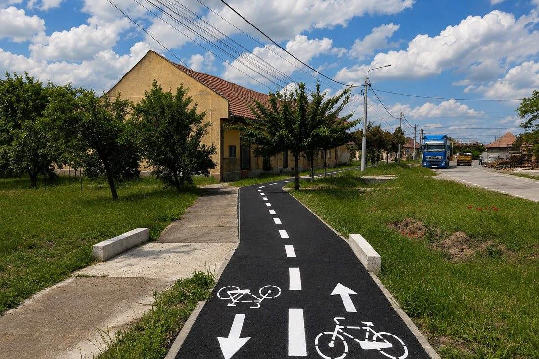 Bande cyclable avec marquage directionnel