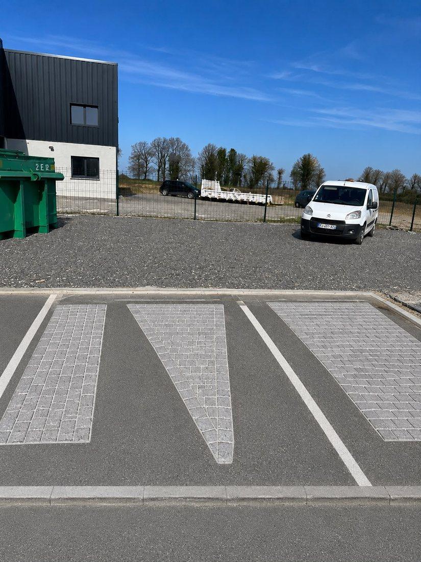 Place de stationnement PMR pavée et marquée