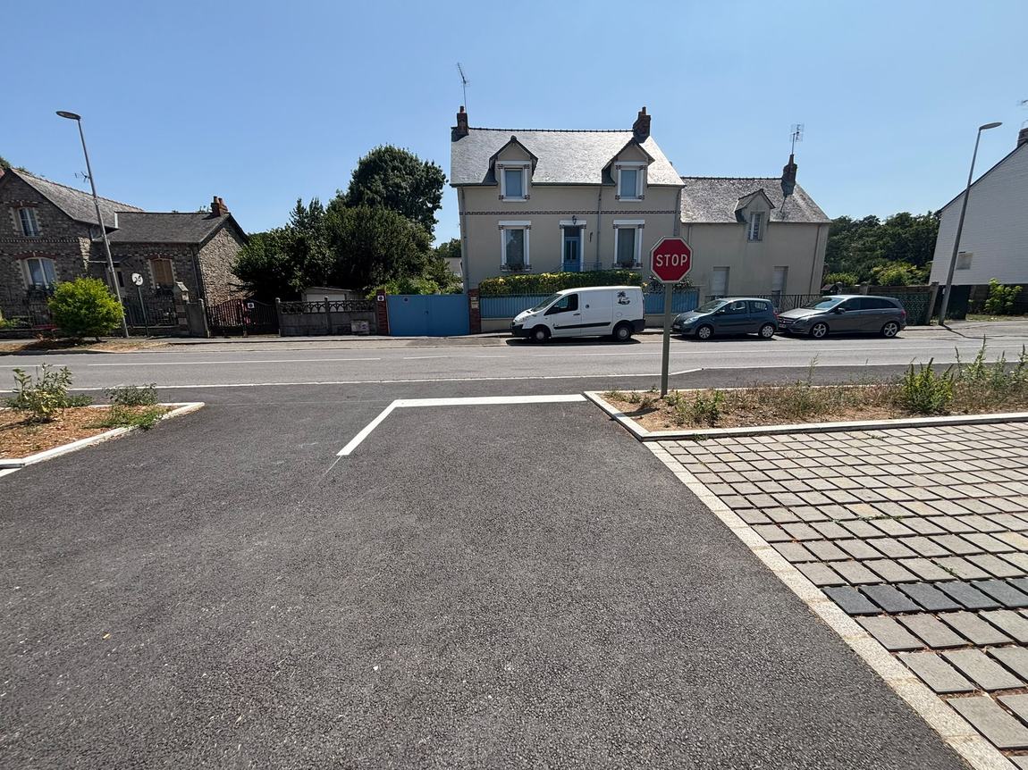 Stationnement et signalisation devant un bâtiment public