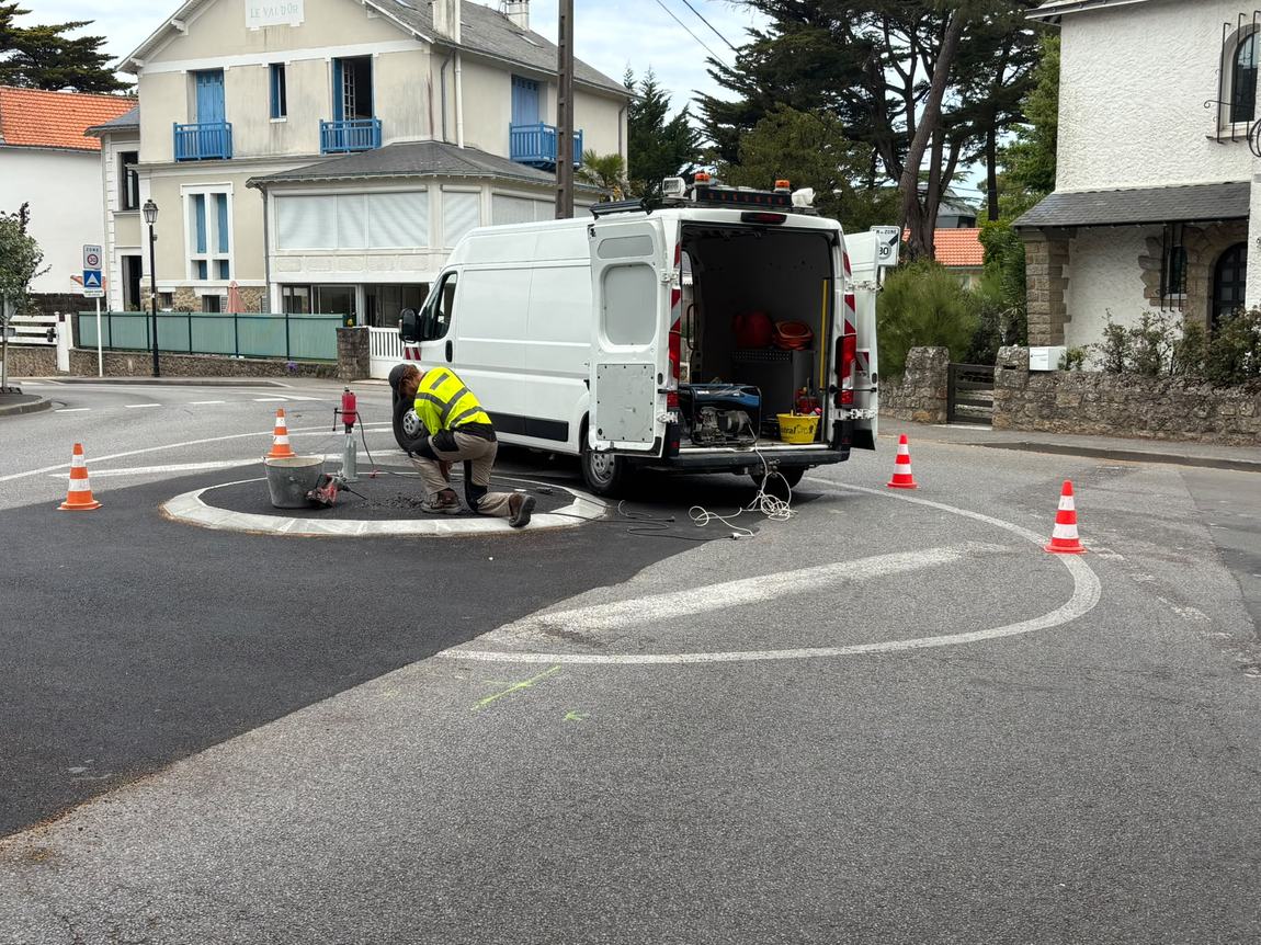 Places de stationnement signalées et véhicule d’intervention